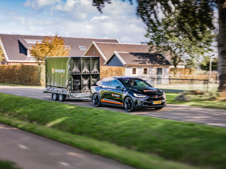 Tesla met aanhanger foto vanaf rechtsvoor dichtbij