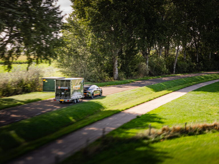 Tesla met aanhanger foto vanaf rechtsachter dichtbij