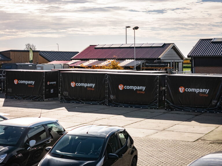 Foto van containers met Vcompany Groep logo erop